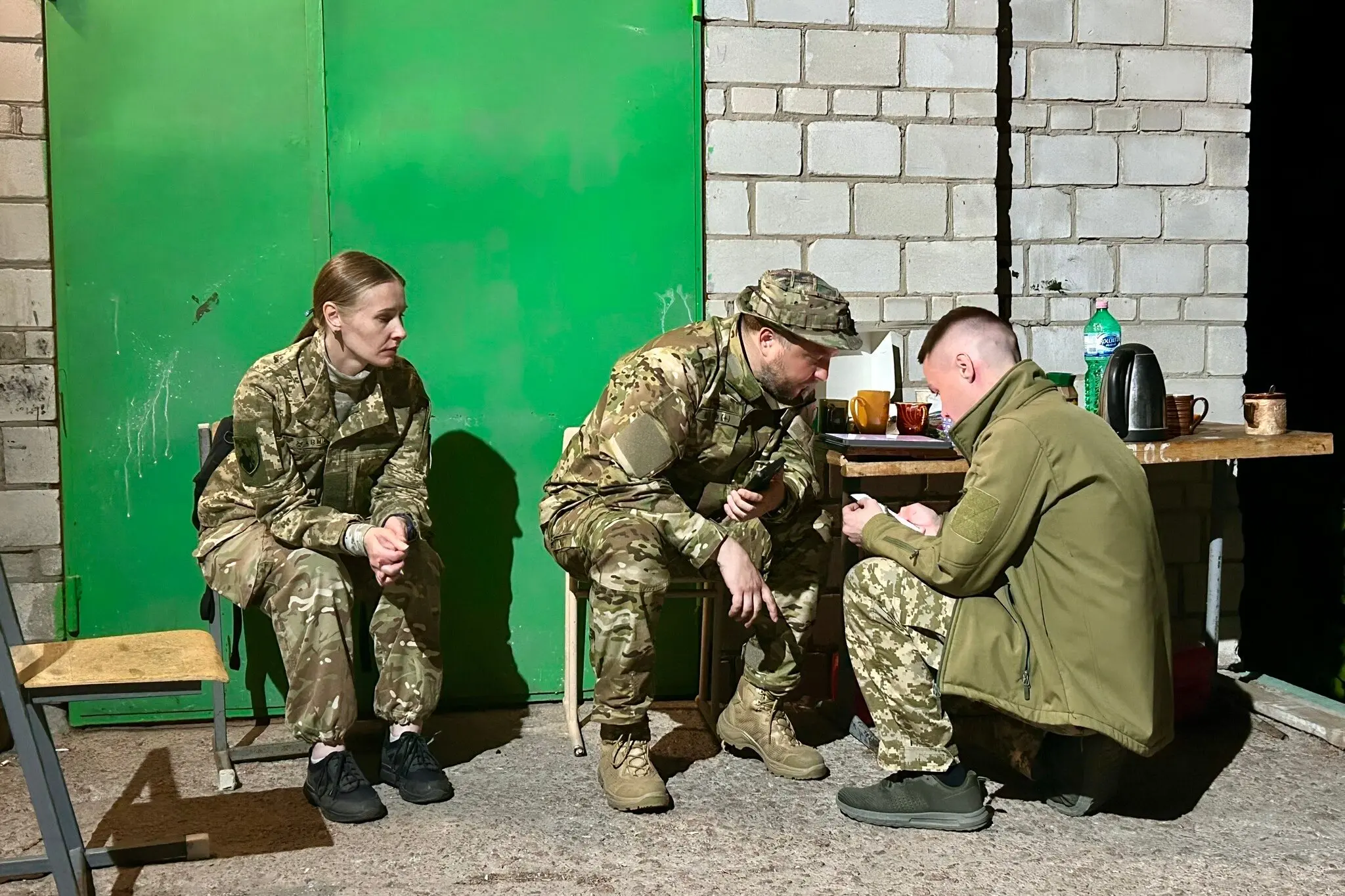 Софія (ліворуч), колишня журналістка, зараз працює на повний робочий день у Переяславському підрозділі ППО, який був сформований влітку 2023 року.